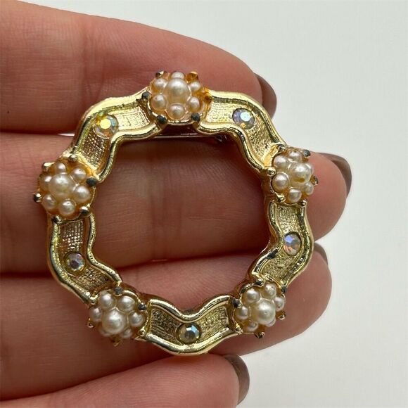 Vintage Small Gold Tone Brooch Faux Pearls Rhinestones Circular Wreath Pin - Picture 2 of 6